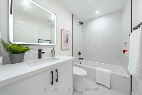 Photo 4 at 805 - 1121 Bay Street, Bay Street Corridor, Toronto