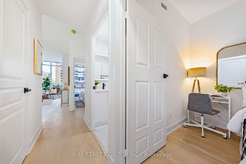 Photo 7 at 805 - 1121 Bay Street, Bay Street Corridor, Toronto