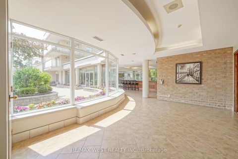 Photo 2 at 414 - 2506 Rutherford Road, Maple, Vaughan
