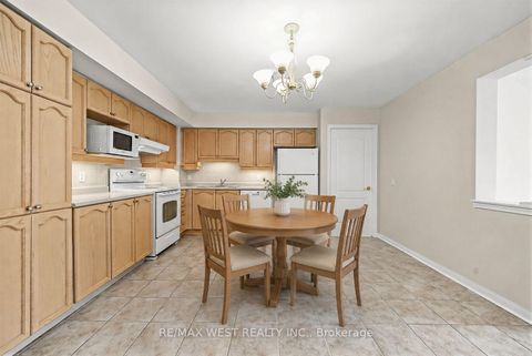 Photo 3 at 414 - 2506 Rutherford Road, Maple, Vaughan