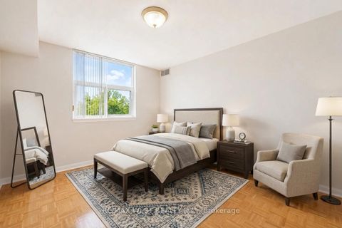 Photo 5 at 414 - 2506 Rutherford Road, Maple, Vaughan