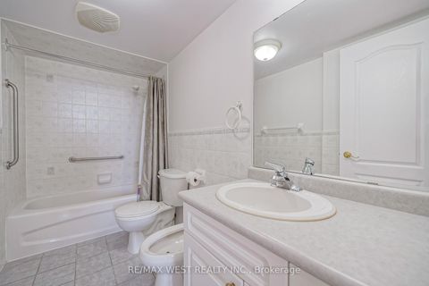 Photo 7 at 414 - 2506 Rutherford Road, Maple, Vaughan