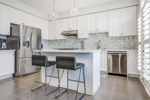 Photo 8 at 22 Lowther Avenue, Oak Ridges, Richmond Hill