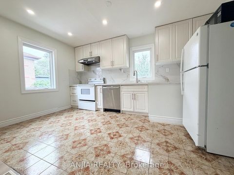 Photo 2 at 77 Nash Drive, CFB, Toronto
