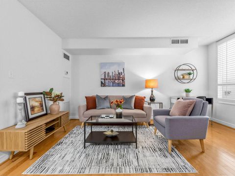 Photo 6 at 510 - 43 Eglinton Avenue E, Mount Pleasant West, Toronto