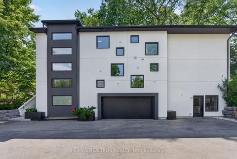 Photo 2 at 8 Breezewood Drive, Queensway, Toronto