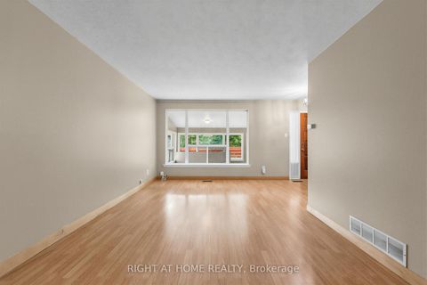 Photo 4 at 12 Candlewood Crescent, York University Heights, Toronto