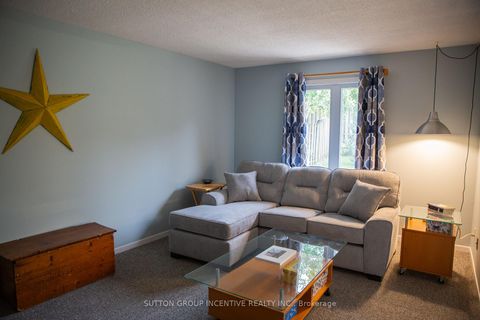 Photo 11 at 160 Walton Drive, Aurora Village, Aurora