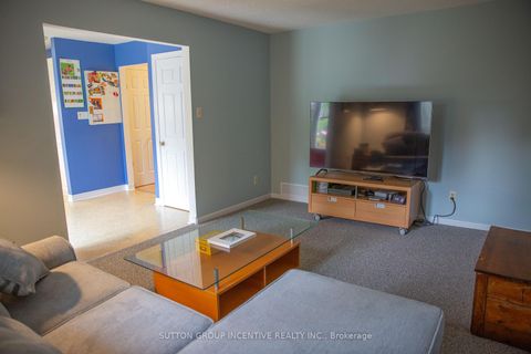 Photo 12 at 160 Walton Drive, Aurora Village, Aurora