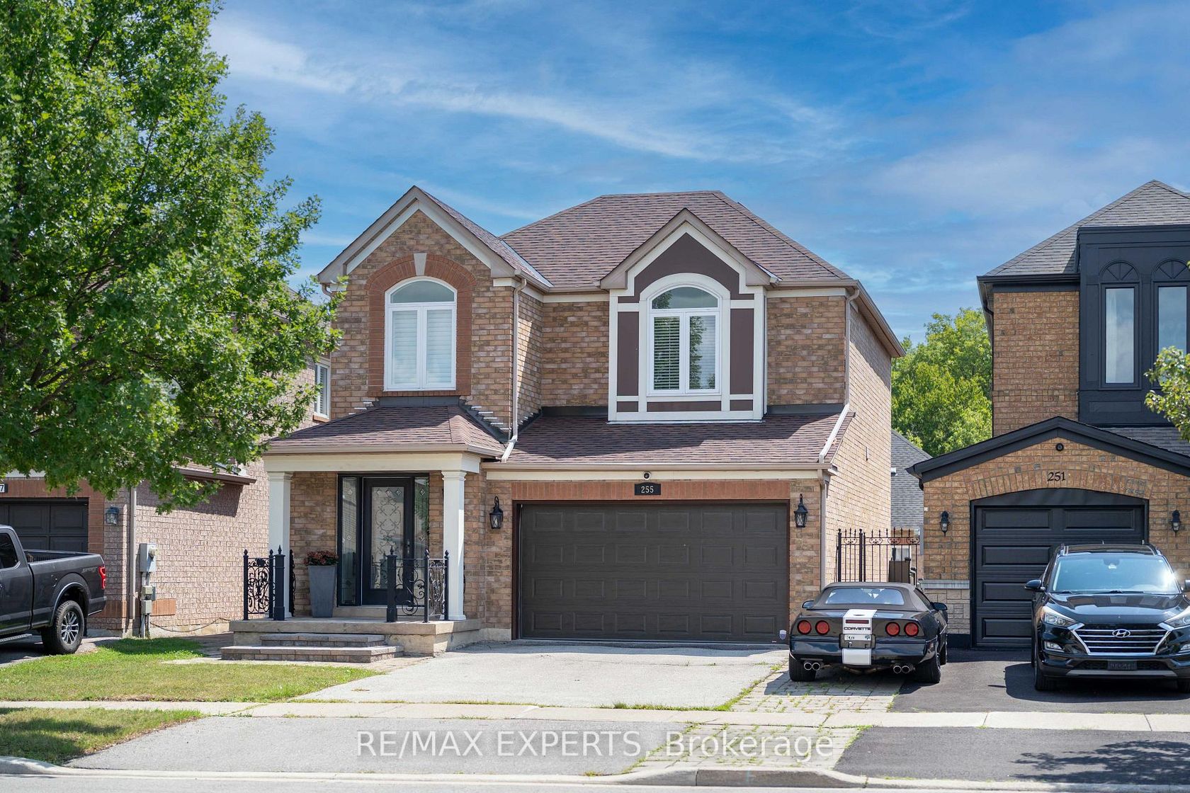 255 Matthew Drive, East Woodbridge, Vaughan photo number 2