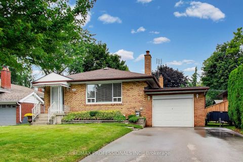 Photo 1 at 24 Beaverbrook Avenue, Rosethorn, Toronto