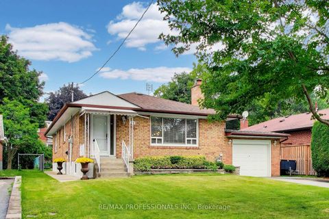 Photo 2 at 24 Beaverbrook Avenue, Rosethorn, Toronto