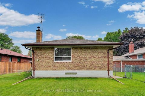 Photo 29 at 24 Beaverbrook Avenue, Rosethorn, Toronto