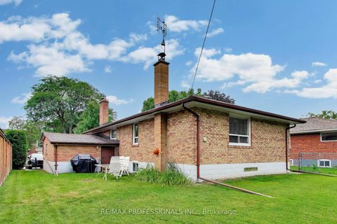 Photo 30 at 24 Beaverbrook Avenue, Rosethorn, Toronto