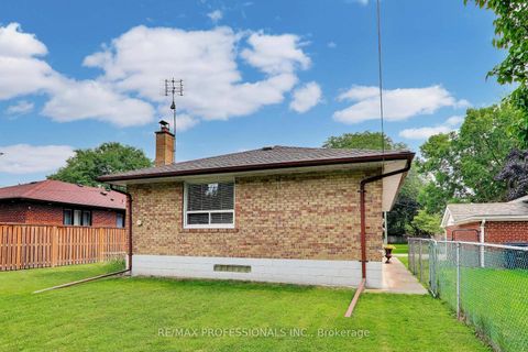Photo 31 at 24 Beaverbrook Avenue, Rosethorn, Toronto