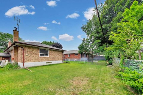 Photo 32 at 24 Beaverbrook Avenue, Rosethorn, Toronto