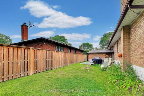 Photo 34 at 24 Beaverbrook Avenue, Rosethorn, Toronto