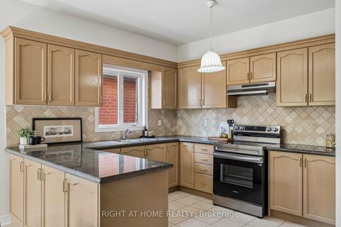 Photo 12 at 251 Sonoma Boulevard, Sonoma Heights, Vaughan