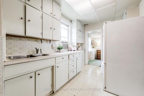 Photo 10 at 758 Jane Street, Smythe, Toronto
