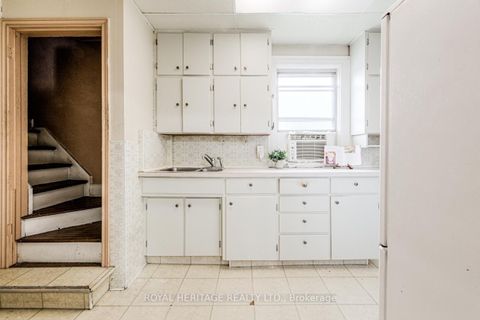Photo 11 at 758 Jane Street, Smythe, Toronto