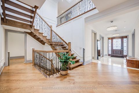 Photo 2 at 300 Upper Highland Crescent, Windfields, Toronto