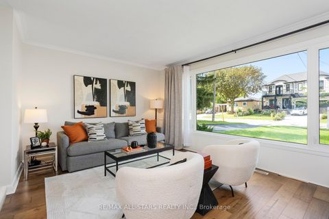 Photo 2 at 11 Penzance Drive, Bendale, Toronto