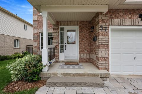 Photo 2 at 37 Rainbow Court, Keswick South, Georgina