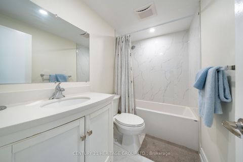Photo 9 at 38 Kitsilano Crescent, North Richvale, Richmond Hill