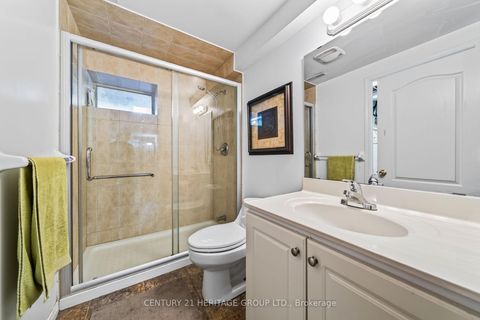 Photo 13 at 38 Kitsilano Crescent, North Richvale, Richmond Hill