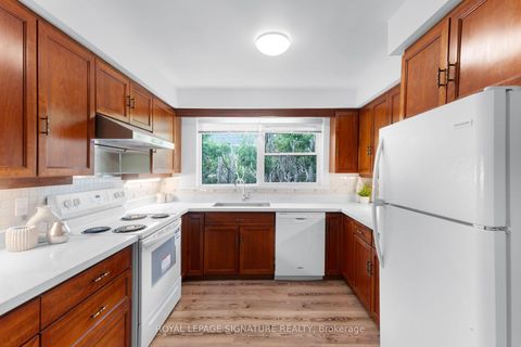 Photo 9 at 43 Viamede Crescent, Bayview Village, Toronto