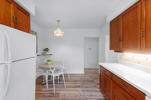 Photo 11 at 43 Viamede Crescent, Bayview Village, Toronto