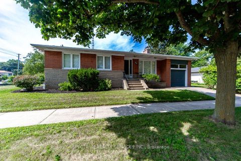 Photo 2 at 131 West Deane Park Drive, West Deane, Toronto