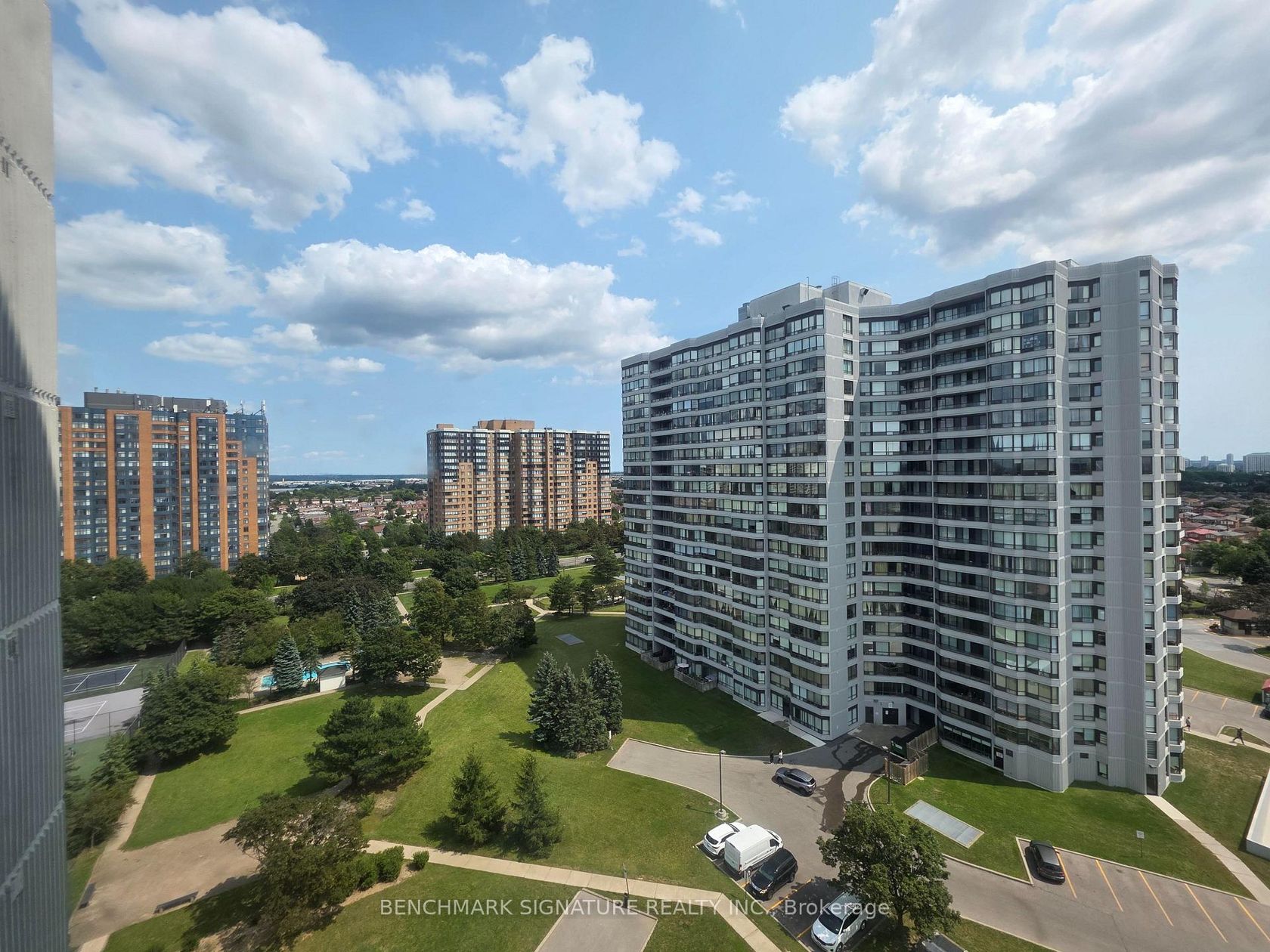 1409 - 300 Alton Towers Circle, Milliken, Toronto 
