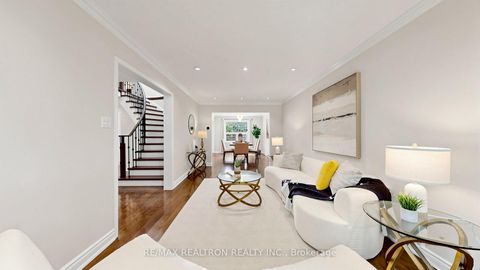 Photo 4 at 15 Rainey Court, Westbrook, Richmond Hill