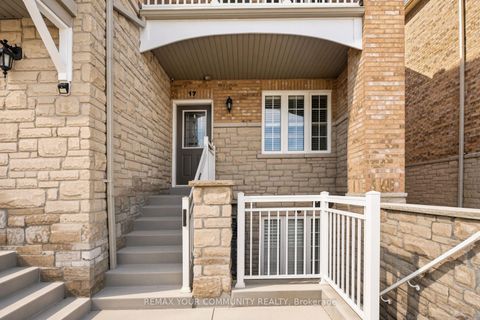 Photo 2 at 17 - 520 Silken Laumann Drive, Wyndham, Newmarket