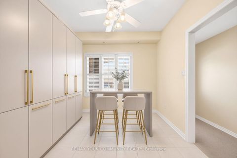 Photo 12 at 17 - 520 Silken Laumann Drive, Wyndham, Newmarket
