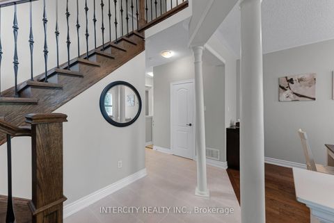 Photo 5 at 37 Redfinch Crescent, Vellore Village, Vaughan
