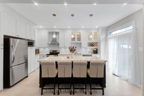 Photo 8 at 37 Redfinch Crescent, Vellore Village, Vaughan