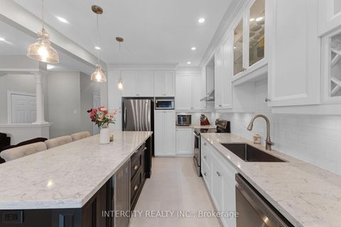 Photo 10 at 37 Redfinch Crescent, Vellore Village, Vaughan