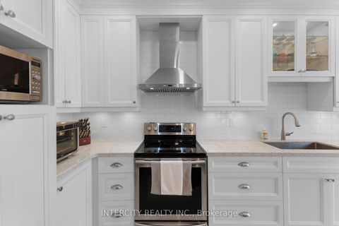 Photo 12 at 37 Redfinch Crescent, Vellore Village, Vaughan