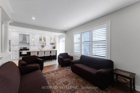 Photo 16 at 37 Redfinch Crescent, Vellore Village, Vaughan