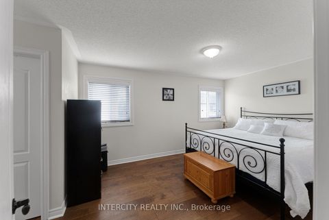 Photo 25 at 37 Redfinch Crescent, Vellore Village, Vaughan