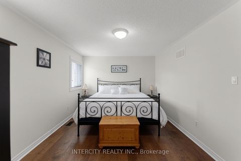Photo 26 at 37 Redfinch Crescent, Vellore Village, Vaughan