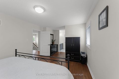 Photo 27 at 37 Redfinch Crescent, Vellore Village, Vaughan