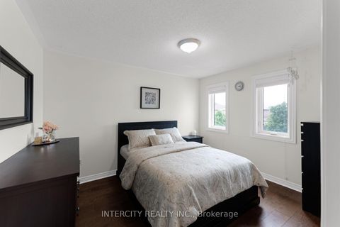 Photo 33 at 37 Redfinch Crescent, Vellore Village, Vaughan