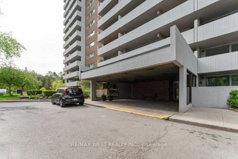 Photo 3 at 807 - 240 Scarlett Road, Smythe, Toronto