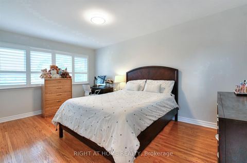 Photo 18 at 50 Chalkfarm Drive, CFB, Toronto