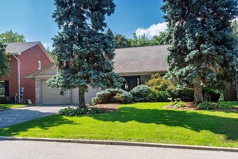 Photo 2 at 7 Treeline Court, Markland Wood, Toronto