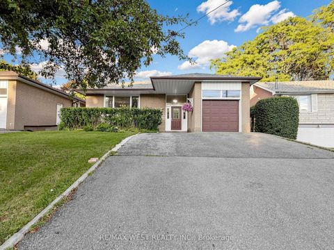 Photo 1 at 941 Willowdale Avenue, Newtonbrook East, Toronto