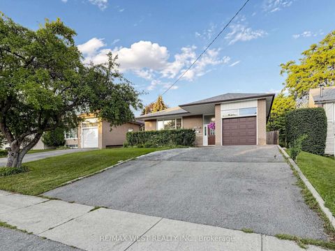 Photo 2 at 941 Willowdale Avenue, Newtonbrook East, Toronto